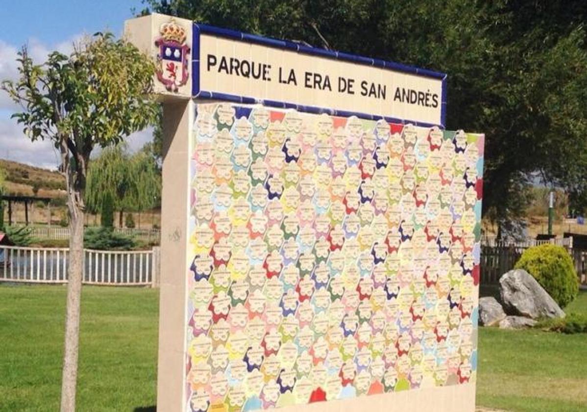 Imagen de un parque de San Andrés con el recuerdo de los niños y los árboles plantados.