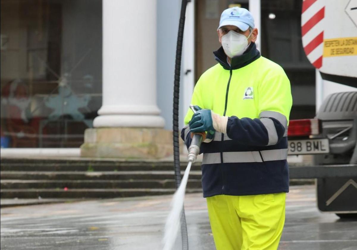 Un trabajador de Urbaser, durante los trabajos de limpieza en una calle.