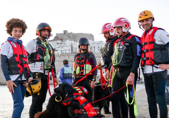 Los vigilantes perrunos junto a sus amigos humanos.