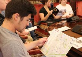 Un alumno de la Universidad de Washington mira el mapa de la ciudad de León.