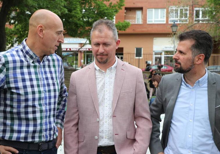 José Antonio Diez, Jorge Pérez y Luis Tudanca, instantes antes de iniciarse el mitin de presentación del candidato del PSOE en Villaquilambre.