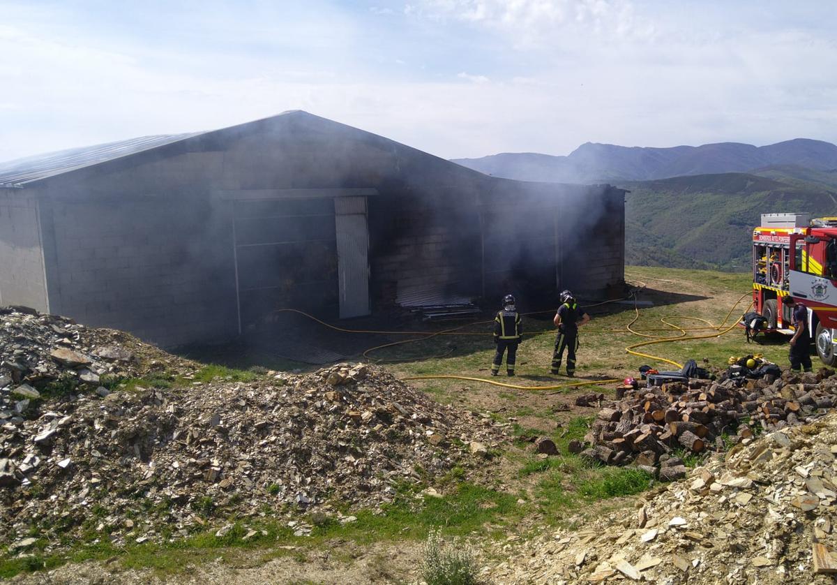 Incendio en una nave de ganadería en Lamagrande.