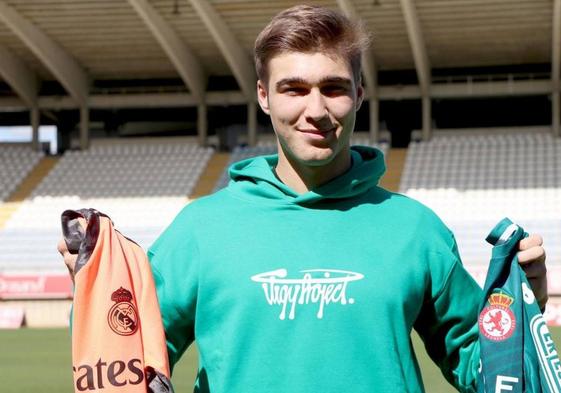 Fran González, el pasado verano, sostiene una camiseta del Real Madrid y otra de la Cultural sobre el césped del Reino de León en una imagen de archivo.