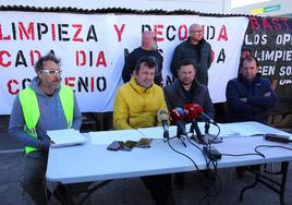 Trabajadores de FCC en Ponferrada, en una comparecencia durante la huelga de basuras.