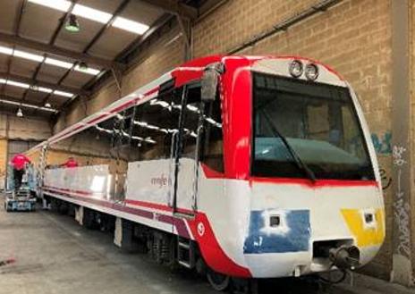 Imagen secundaria 1 - Remodelación del vinilado de los trenes de cercanías en León.