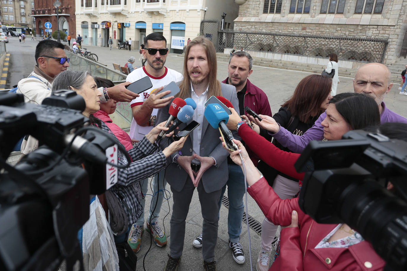 El secretario general de Podemos Castilla y León, Pablo Fernández, y el candidato de la formación a la Alcaldía de León, Nael Blanco, analizan la actualidad política de la provincia