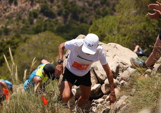 Manuel Merillas detrás de Alejandro Forcades durante un momento de la carrera en Benalmádena (Málaga).