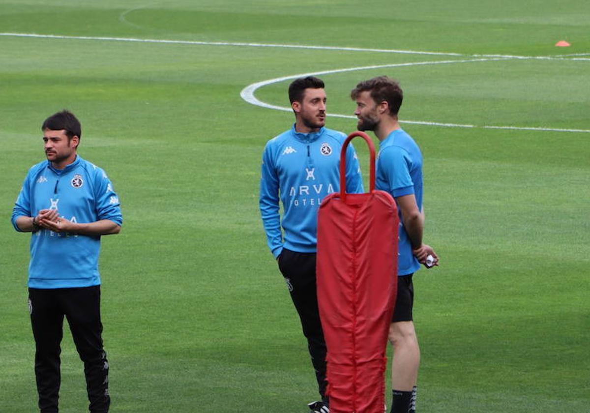 Isra Martínez, segundo por la derecha, durante su primer entrenamiento como técnico del primer equipo.