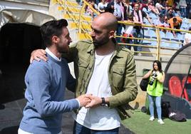 Isra Martínez (izquierda), en su primer partido como entrenador de la Cultural, saluda a Claudio Giráldez, técnico del Celta 'B'.