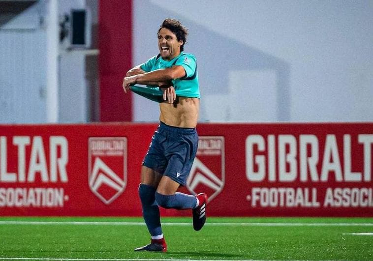 José Pedrosa Galán celebra el gol que da la Copa Gibraltar al FC Bruno's Magpies