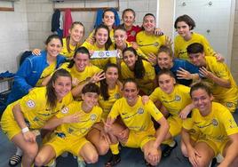 Las jugadoras del Olímpico de León celebran su victoria en Oviedo.