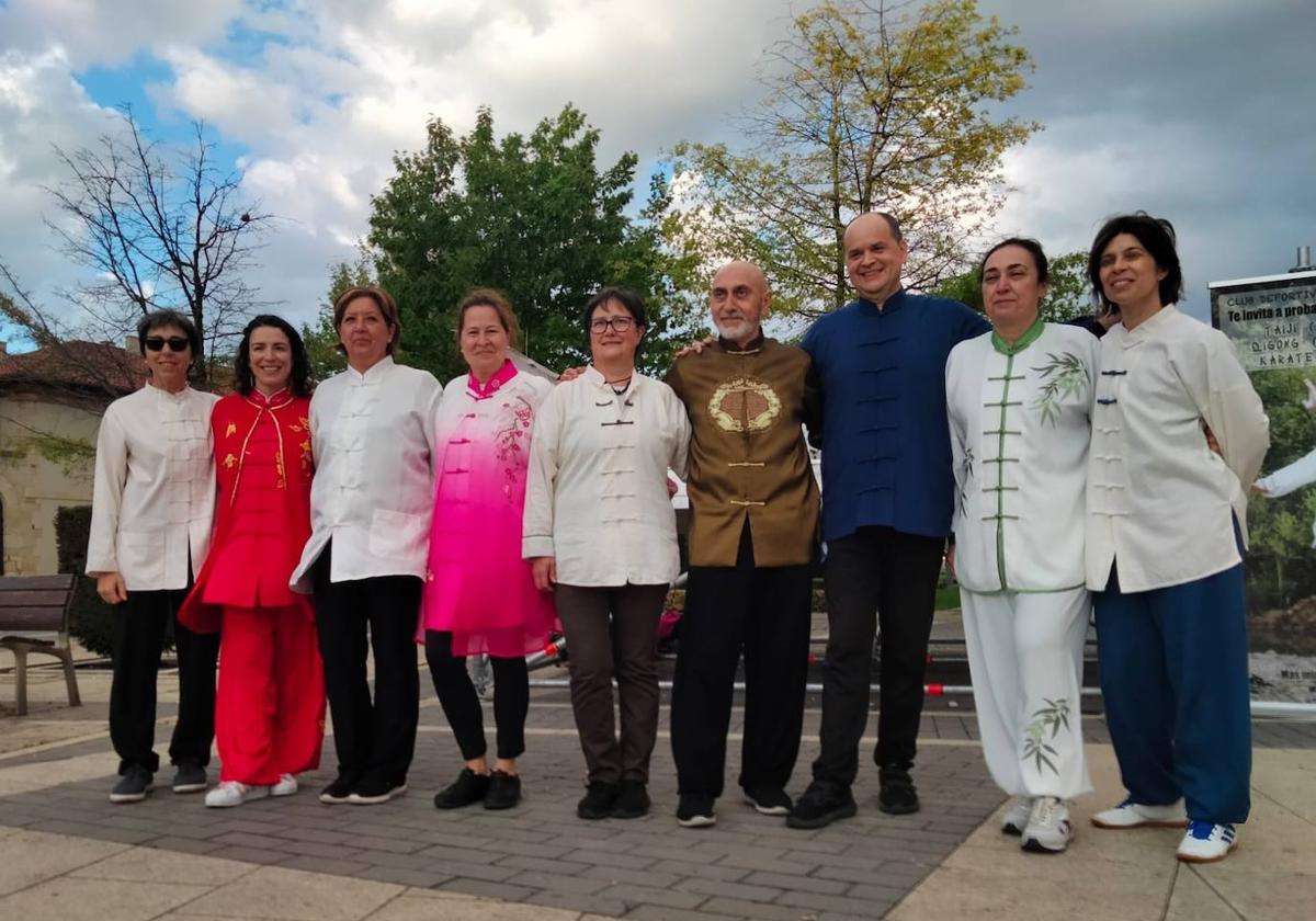 Medio centenar de personas se sumaron a esta actividad en la plaza.