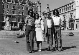 Eugenio Nora junto a su mujer Carmina y sus hijos frente a la Casa de Botines en 1974.