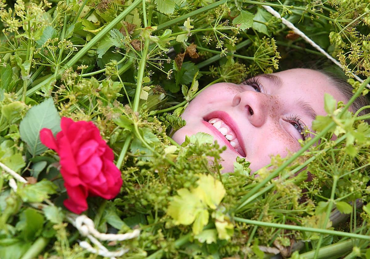 Las calles de Villafranca del Bierzo volvieron a teñirse con el color verde de las 'cañaveiras' que visten a los Maios.