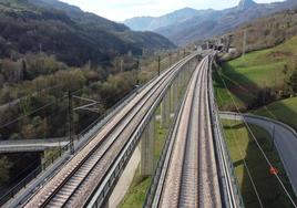 Viaductos de la variante de Pajares cerca de Campomanes, con las vías y la catenaria ya montada.