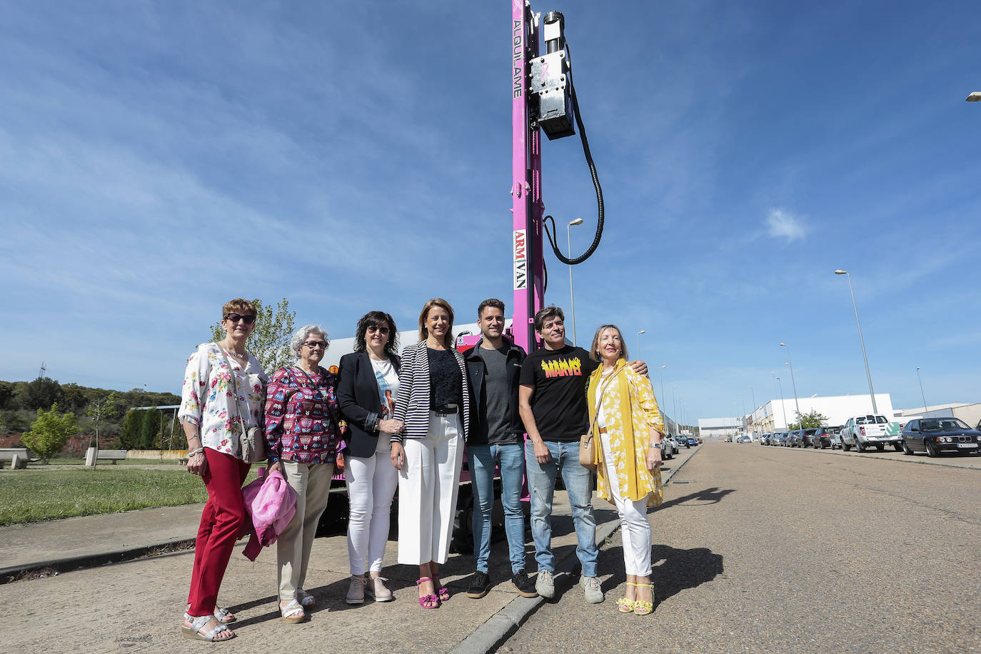 La empresa leonesa Armivan presenta una máquina hincadora de color rosa con fines solidarios