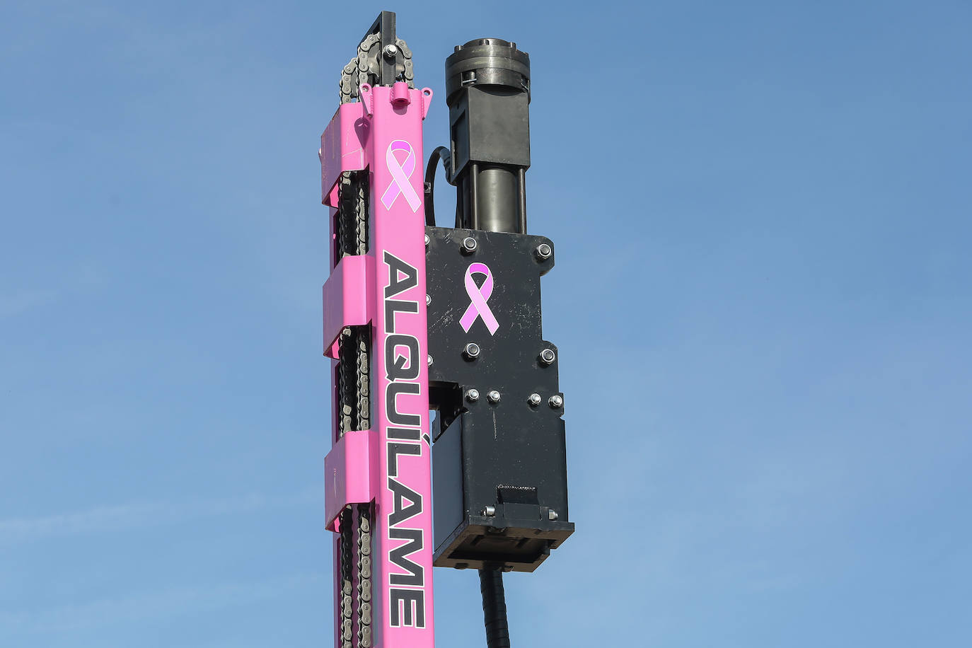 La empresa leonesa Armivan presenta una máquina hincadora de color rosa con fines solidarios