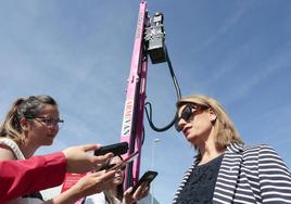 La empresa leonesa Armivan presenta una máquina hincadora de color rosa que destinará parte de los beneficios de cada alquiler a la Asociación Leonesa de Mujeres Operadas de Cáncer de Mama