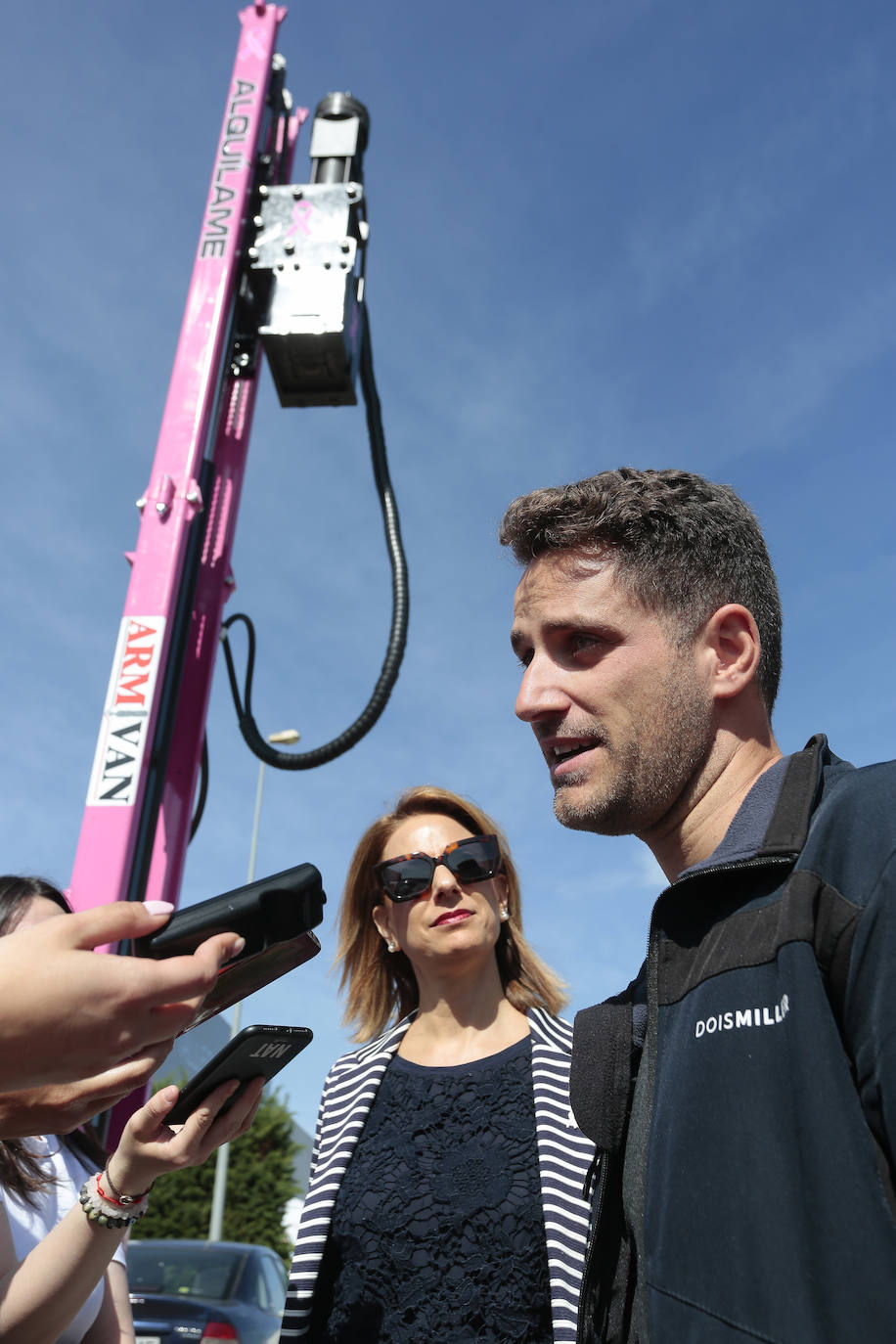 La empresa leonesa Armivan presenta una máquina hincadora de color rosa con fines solidarios