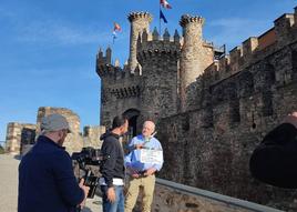 El historiador Vicente Fernández participa en el rodaje de 'España al descubierto' en el Castillo de los Templarios.