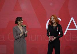 Sara García recoge de manos de Isabel Díaz Ayuso la Medalla de Plata de la Comunidad de Madrid.