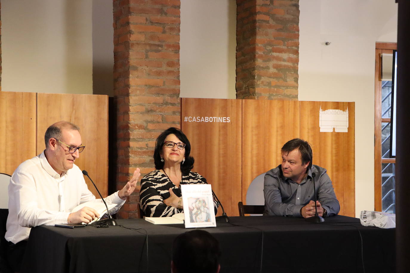 Teresa Mata presenta en Botines &#039;Más alla del papel&#039;