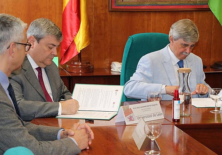 El director de Industria de Coated Solutions y el rector de la Unviersidad de León firman el convenio de colaboración.