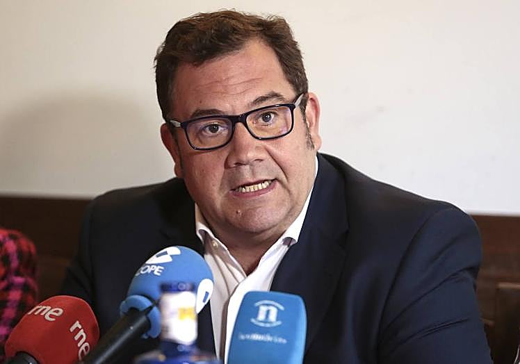 Imagen principal - Centro León Gótico,pide la suspensión de la Zona de Bajas Emisiones en un desayuno informativo este miércoles en León.