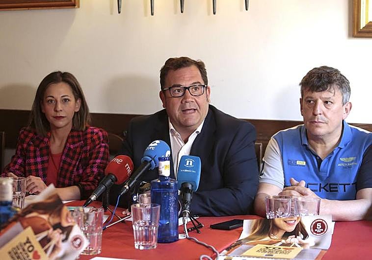 Juan Dopico, presidente de Centro León Gótico, pide la suspensión de la Zona de Bajas Emisiones en un desayuno informativo este miércoles en León.