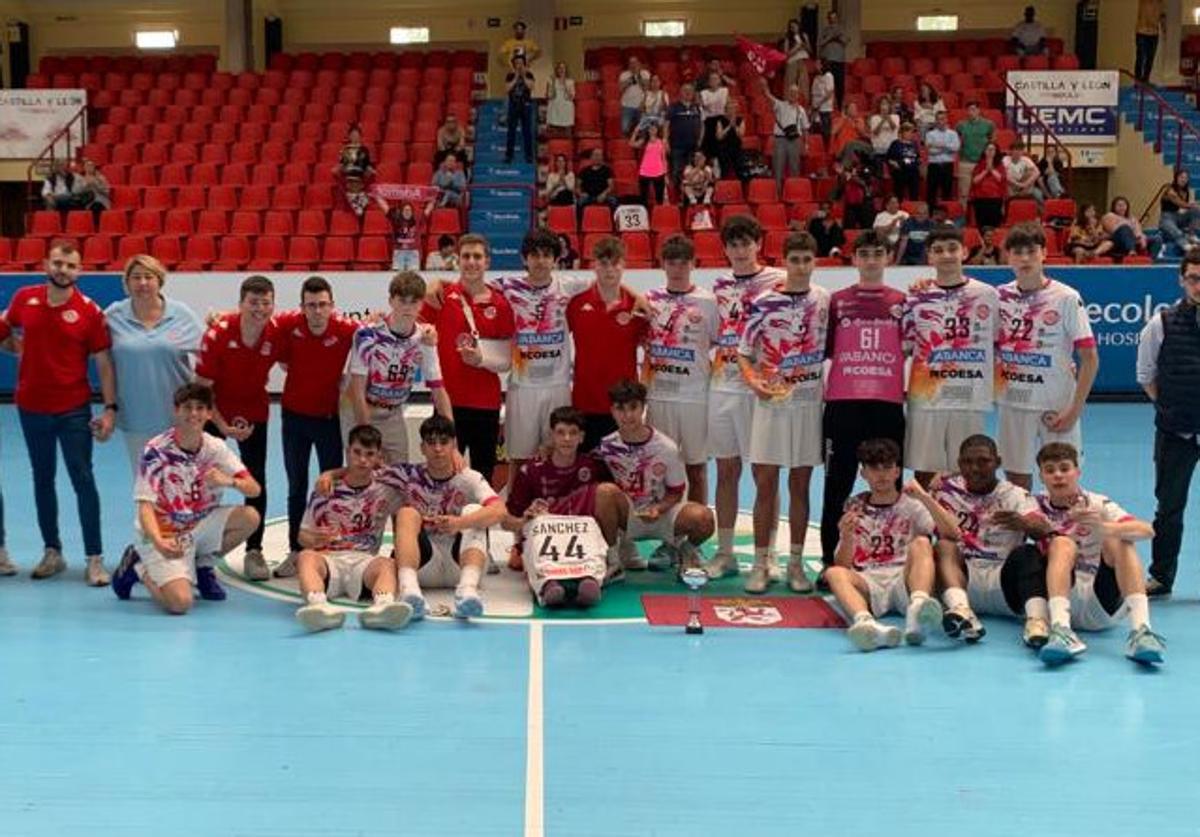 Equipo cadete del Ademar de León, campeón de Castilla y León de balonmano.