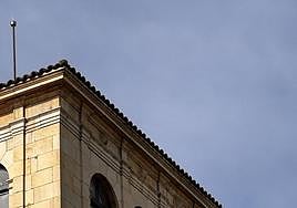 Instalación de la nueva cámara de videovigilancia de León.