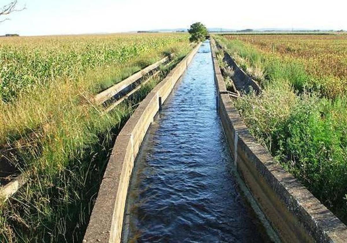 Imagen de archivo de un canal de riego.