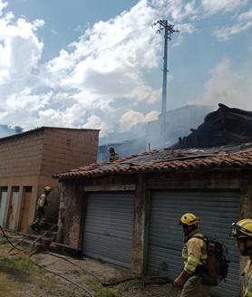 Imagen secundaria 2 - El incendio en unas chabolas en Santa Lucía de Gordón pone en alerta a los vecinos