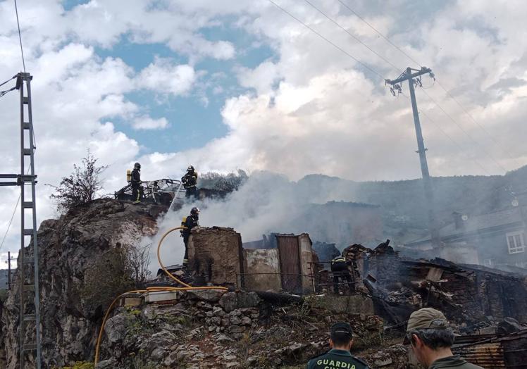 Imagen principal - El incendio en unas chabolas en Santa Lucía de Gordón pone en alerta a los vecinos