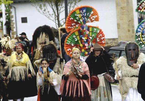 Guirrios y Madamas llevan el antruejo de Llamas de la Ribera a Cantabria y a Zamora