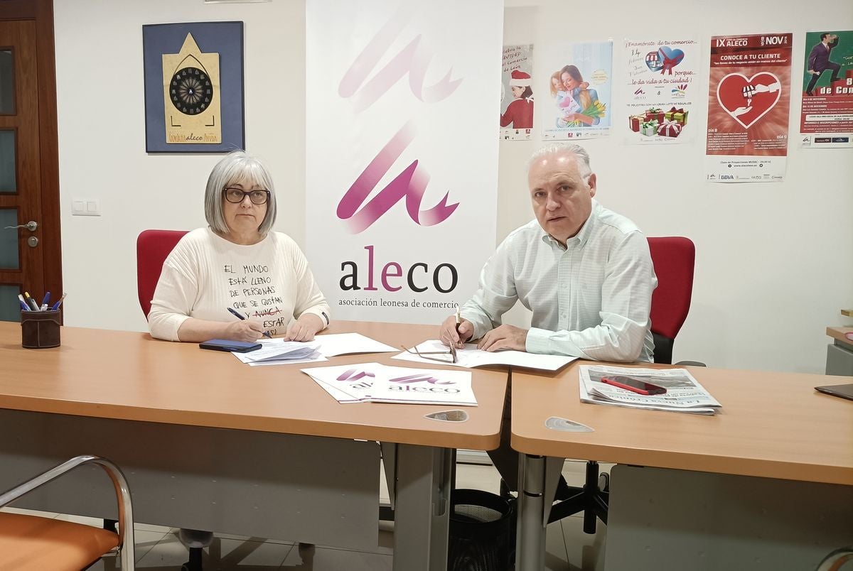 Belén Arén y Javier Menéndez firman un convenio de colaboración.