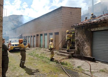 Imagen secundaria 1 - El incendio en unas chabolas en Santa Lucía de Gordón pone en alerta a los vecinos