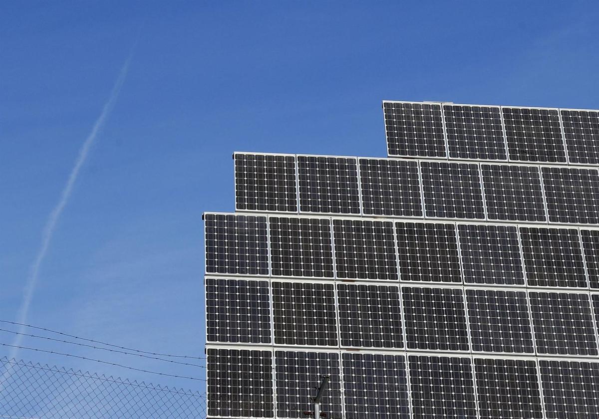 Imagen de una planta fotovoltaica. Los municipios de Villamejil y Quintana del Castilla acogerán la ahora publicada en el BOE.