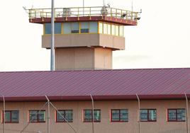 Imagen de la torre de la prisión de León, en cuyo interior tuvieron lugar los graves altercados.