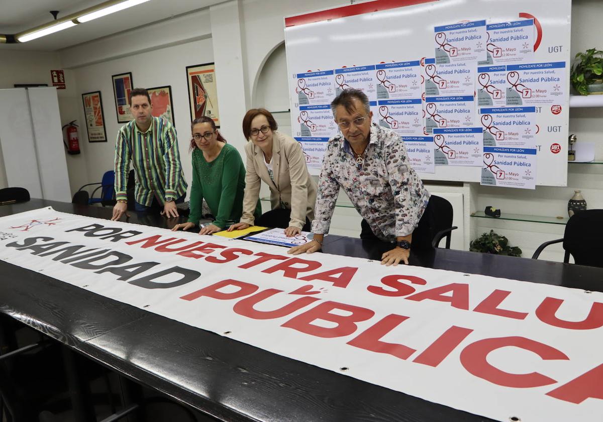 El secretario provincial de UGT, Enrique Reguero, junto a los representantes de la plataforma.