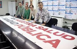 El secretario provincial de UGT, Enrique Reguero, junto a los representantes de la plataforma.