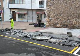 Varios contenedores aparecen calcinados en La Robla.
