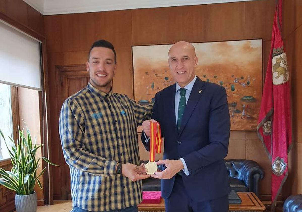 El alcalde de León recibe al Campeón de España de Parapente de Precisión