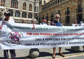 Concentración de la Coordinadora de León por la Defensa del Sistema Público de Pensiones frente a Botines.