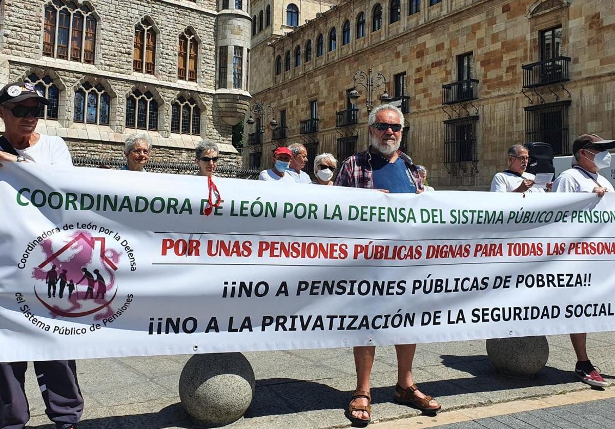 Concentración de la Coordinadora de León por la Defensa del Sistema Público de Pensiones frente a Botines.