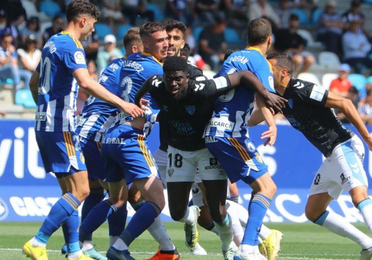 El malaguista N'Diaye trata de zafase de un marcaje en un saque de esquina.