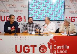 UGT, CSIF y CCOO reclaman a la Junta la firma del convenio de transporte sanitario, con la intervención del secretario general de UGT Servicios Públicos de Castilla y León, Tomás Pérez Urueña; el delegado del sector de CSIF, Valerio Martínez Sánchez, y el secretario de Acción Sindical FSC-CCOO CyL, Francisco González Rojas.
