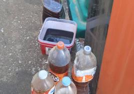 Botellas frente a los contenedores en Chozas de Abajo.