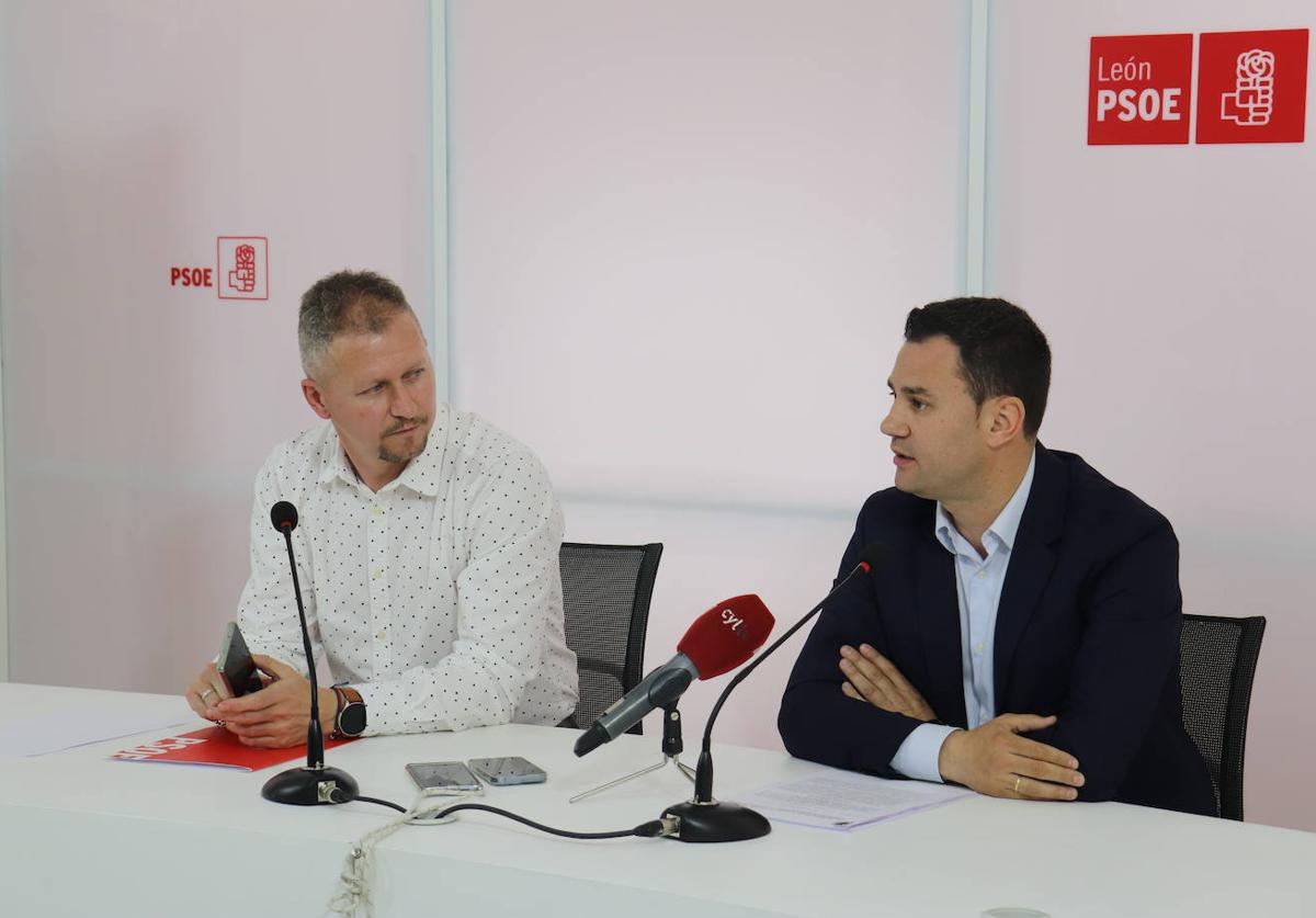 Jorge Pérez junto a Javier Alfonso Cendón en la rueda de prensa en la sede del PSOE de León.