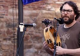 Una peatonal Avenida de los Cubos se convierte en el escenario de dos conciertos de música tradicional leonesa y acústica por el Día de Europa